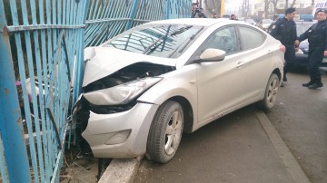Jandarmeria, magnet pentru maşini: o şoferiţă s-a înfipt în gardul instituţiei